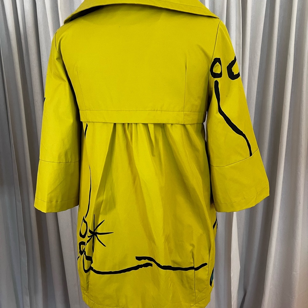 Unique chartreuse trench coat and 3/4 sleeves.Bold graffiti pattern. Size 4 - Picture 5 of 10